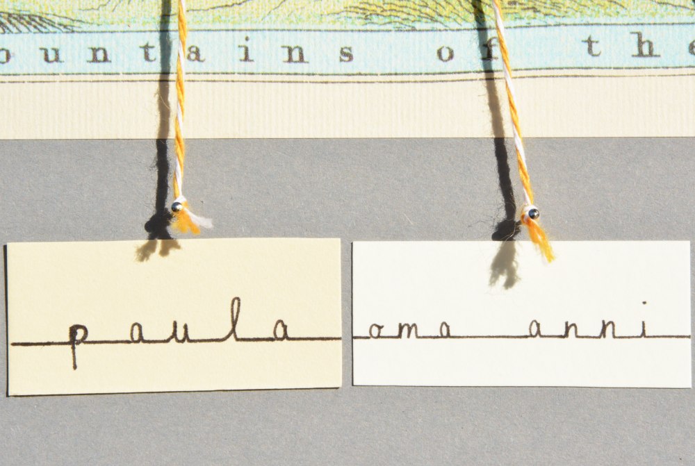 2 Namensschilder an 2 Fäden.