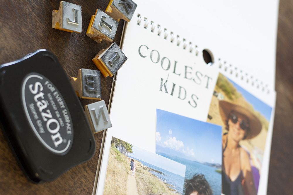 Close-up eines selbstgestalteten Fotokalenders von Heye, der mit Buchstaben Stempeln gestaltet wurde.