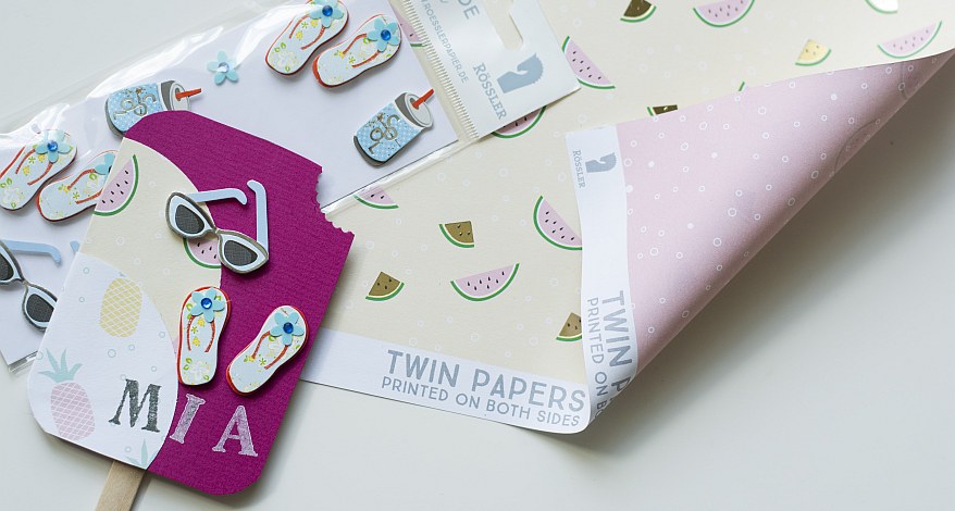 Eine Einladungskarte, die aussieht wie Eis am Stiel, wurde aus den Twinpapers von Rössler sowie 3-D-Stickern gestaltet. 
