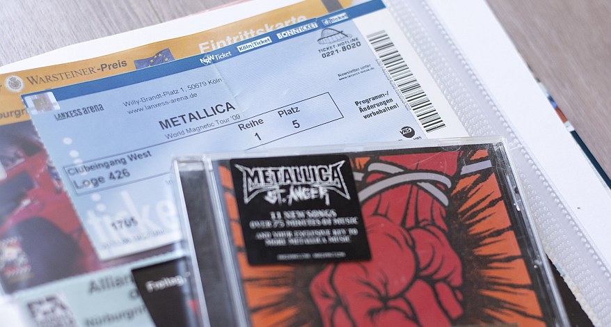 Metallica-Ticket mit passender CD im Vordergrund