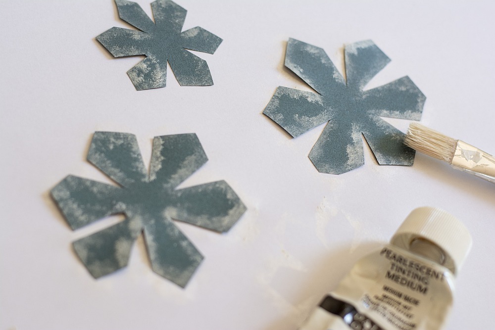 Blütenteile werden mit Pinsel und Farbe bearbeitet