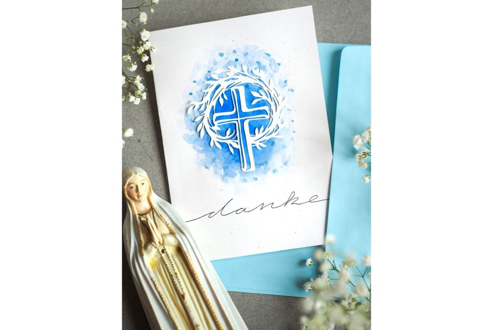 Dankeskarte mit blauem Kreuzmotiv, passendem Umschlag und Marienfigur.