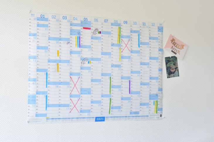 Ein Posterplaner mit einigen Markierungen hängt an der Wand.