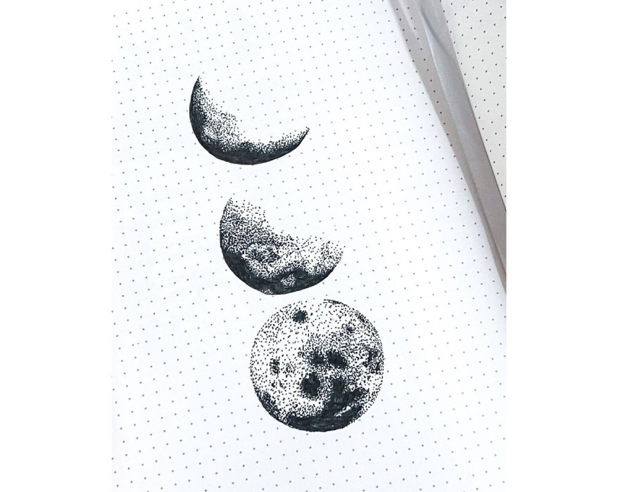 Nahaufnahme von einer Schritt-für-Schritt-Anleitung für einen Mond, der mit der Zeichentechnik Dotwork entsteht.