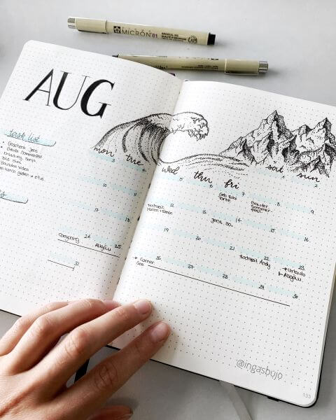 Eine Hand schlägt einen monthly log für August in einem Bullet Planner auf. Man sieht eine Monatsübersicht und Wellen und Berge, die mit der Zeichentechnik Dotwork entstanden sind.