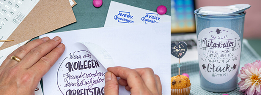 Das Bils ist zweigeteilt. Auf dem linken Bild ziet eine Hand ein bedrucktes Etikett von Avery ab. Rechts steht ein Kaffebecher, der mit diesem Etikett beklebt wurde.