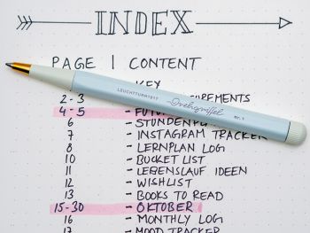 Ein eisblauer Drehgriffel von LEUCHTTURM1917 liegt auf einer aufgeschlagenen Index-Seite eines Bullet Journals. Foto: Johanna Rundel