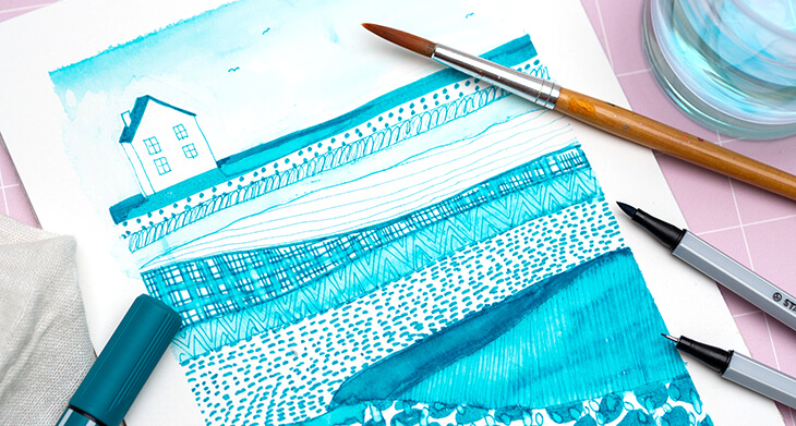 Ein mit Stiften von STABILO selbstgemaltes monochromes Bild in Blautönen liegt auf einem rosa Grund. Es zeigt eine wellige Landschaft mit einem kleinen Haus. Foto: Johanna Rundel