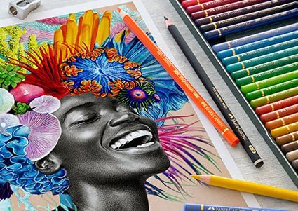 Lachendes Frauengesicht mit bunter Kopfbedeckung, Stifteetui mit Polychromos-Buntstiften von Faber-Castell.