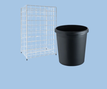 Papierkörbe vor blauem Hintergrund