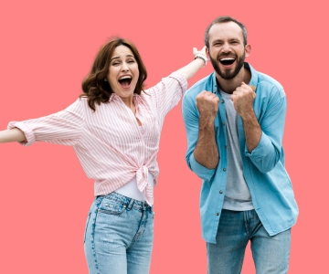 Zwei Personen freuen sich.