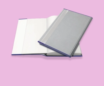 Buchschoner vor pinkem Hintergrund.