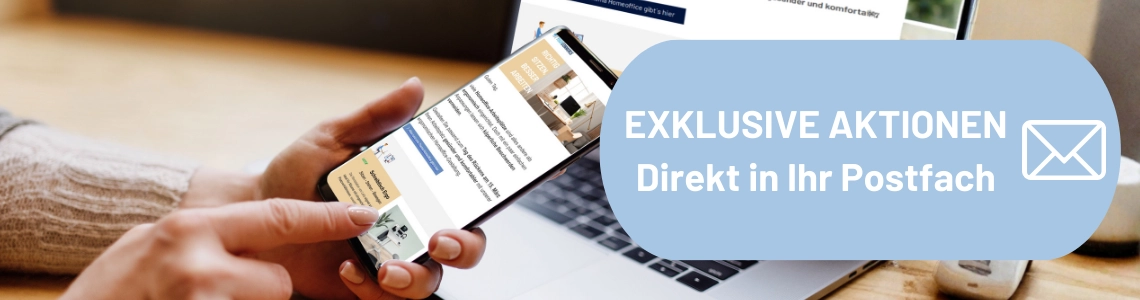 Frau öffnet Newsletter am Handy und Laptop.