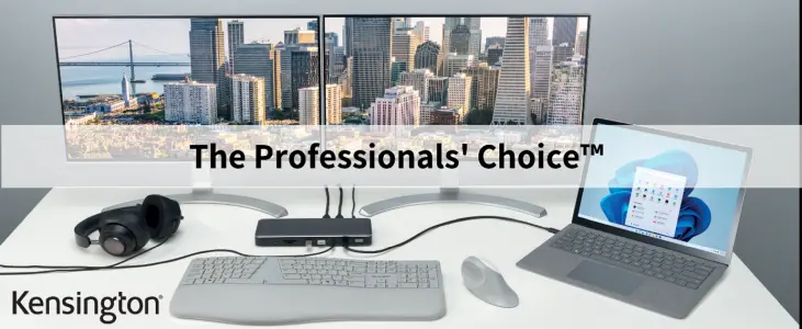 Das Bild zeigt einen modernen Arbeitsplatz, mit einem Dual-Monitor-Setup, einem Laptop, einer Dockingstation, einer ergonomischen Tastatur, einer Maus und Kopfhörern. Im Hintergrund ist eine Stadtlandschaft auf den Monitoren zu sehenDie Arbeitsumgebung vermittelt einen professionellen Eindruck mit durchdachter Technik. 