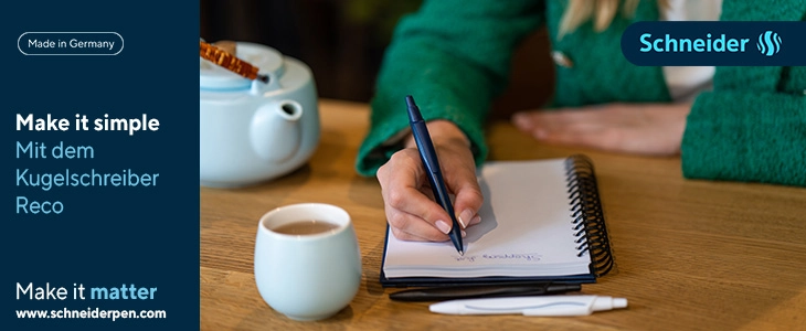 Eine Frau schreibt in Ihr Notizbuch.