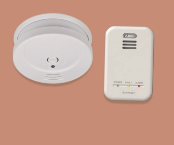 Sicherheitsmelder vor braunem Hintergrund.