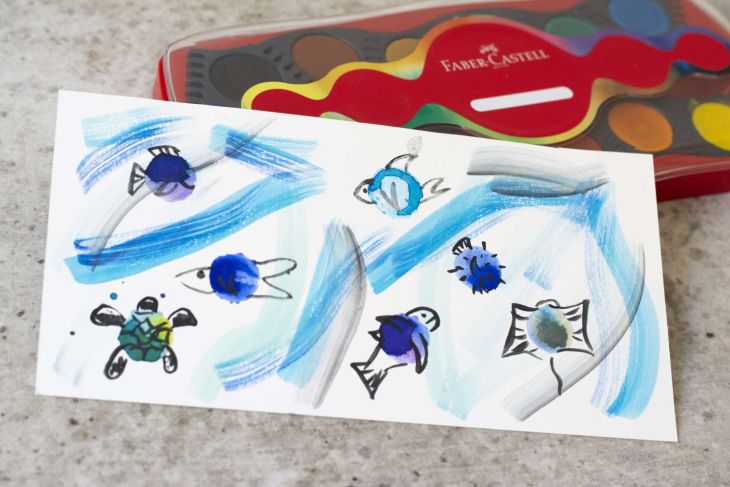 laue Meereswelt mit Fischen, gestempelt mit Korken und Aquarellfarbe