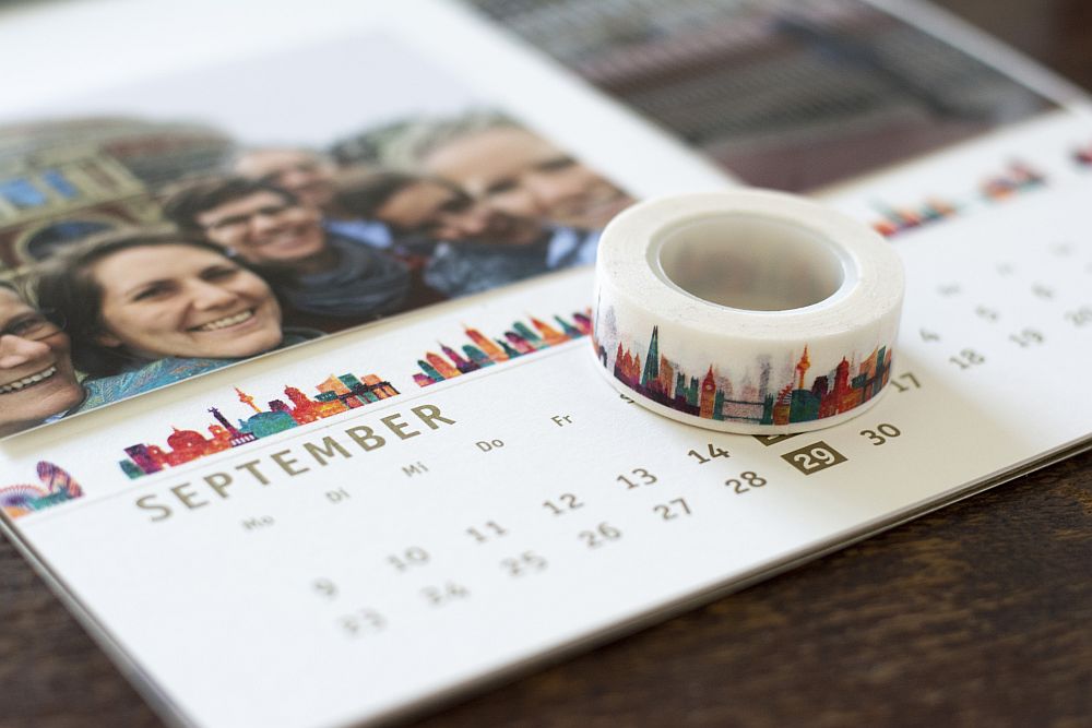 Close-up eines selbstgestalteten Fotokalenders von Heye, der mit Washitape verziert wurde.