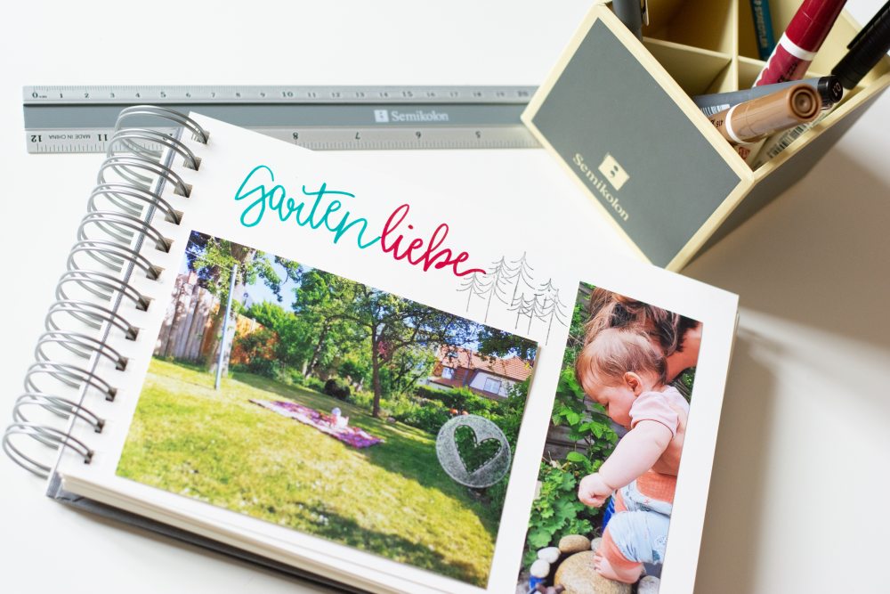 Ringbuch von Semikolon zeigt eine Seite eins gestalteten Fotoalbums mit 2 Fotos aus einem Garten, darüber steht gelettert "Gartenliebe".
