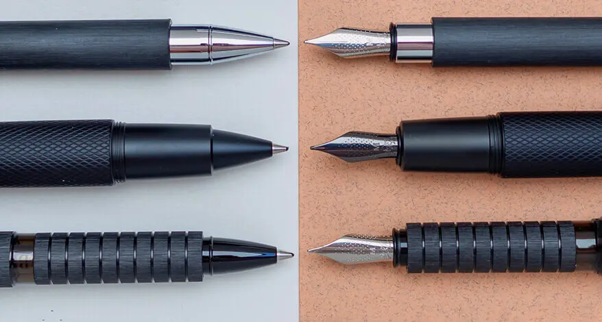 Links liegen drei Tintenroller von Faber-Castell auf einem hellen Untergrund. Rechts liegen drei Füller auf einem lachsfarbenen Untergrund. Die Spitzen der Schreibgeräte zeigen zueinander. Foto: Johanna Rundel