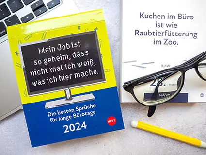 Auf einem Büroschreibtisch liegt ein Tagesabreißkalender vom Athesia Kalenderverlag. Daneben liegt eine Brille, ein Laptop und ein Kugelschreiber. Foto: Johanna Rundel