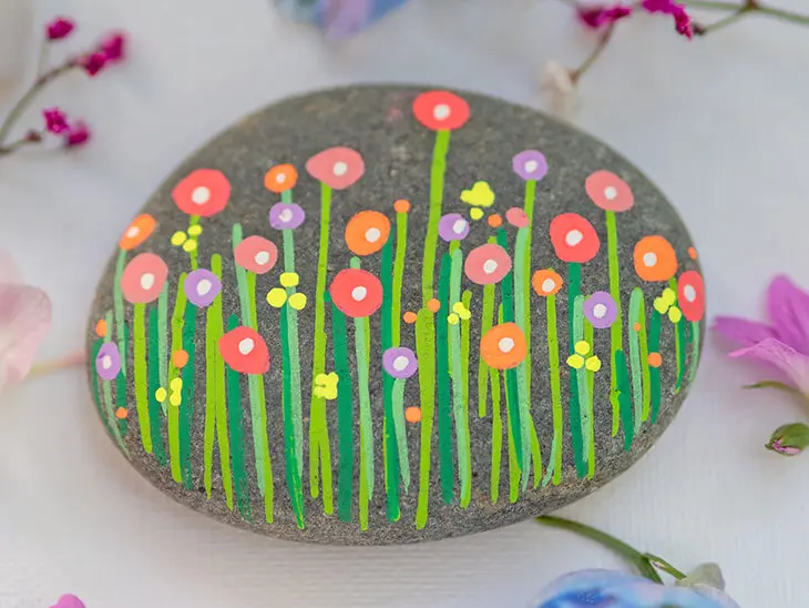Auf einen Stein wurde mit POSCA-Markern eine Blumenwiese gemalt. Foto: Johanna Rundel