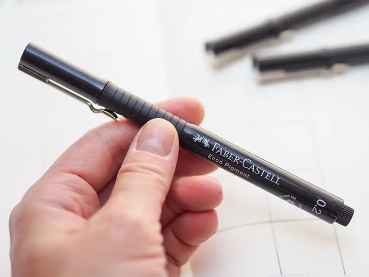 Jemand hält einen Feinliner von Faber-Castell in die Kamera. Foto: Johanna Rundel