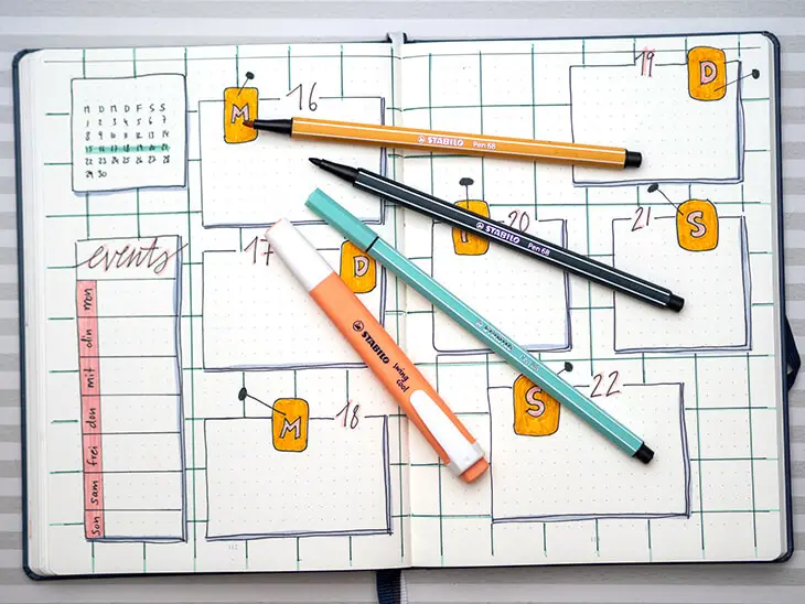 Wochenübersicht in einem Bullet Journal, darauf ein Stift von STABILO. Foto: Johanna Rundel