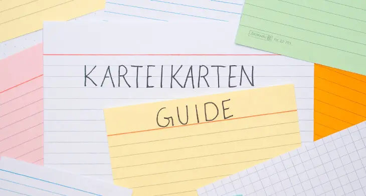 Verstreuten Karteikarten von BRUNNEN mit den Worten „Karteikarten-Guide“. Foto: Johanna Rundel