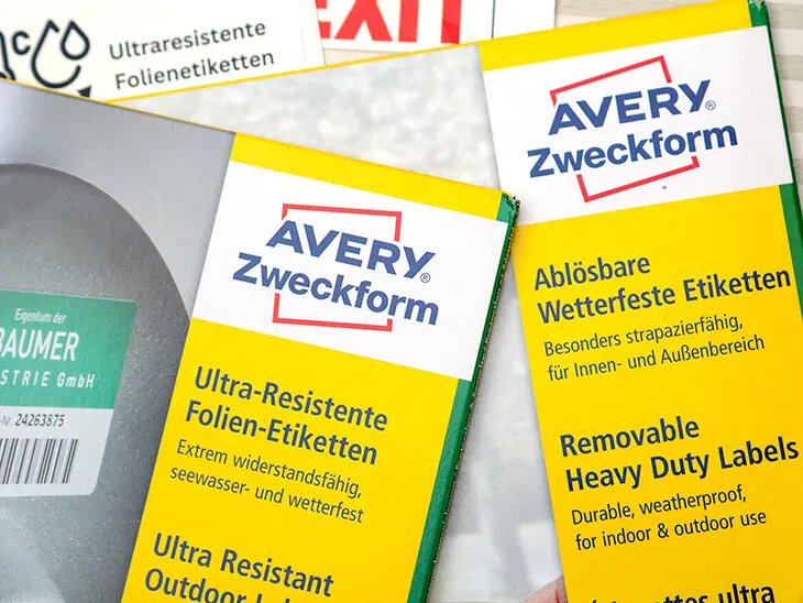 Zwei Packungen Avery Zweckform Folienetiketten liegen nebeneinander. Foto: Johanna Rundel