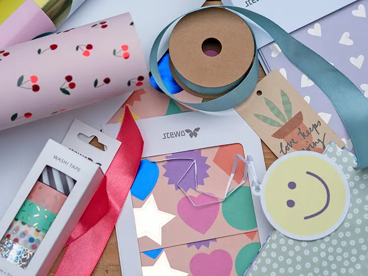 Verschiedene Produkte von STEWO zum Einpacken von Geschenken. Foto: Johanna Rundel