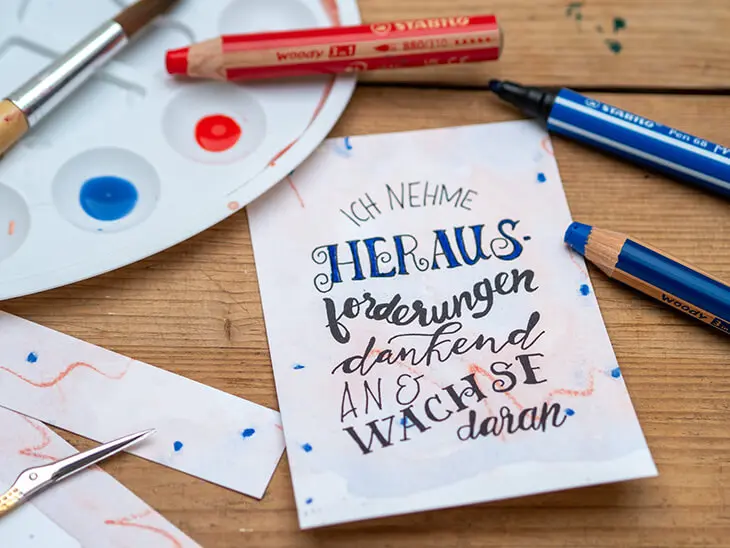 Mit Stiften von STABILO gestaltete Affirmationskarte „Ich nehme Herausforderungen dankend & und wachse daran“. Foto: Johanna Rundel)