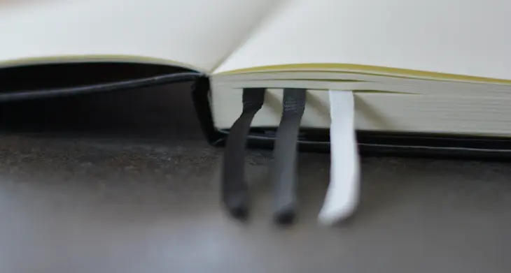 Nahaufnahme drei Seitenbänder in weiß, grau und schwarz im Bullet Journal Editon 2 von LEUCHTTURM1917