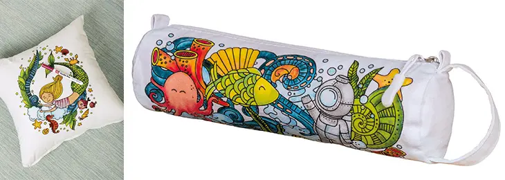 Zwei Fotos von mit Textile Pens von KNORR prandell gestalteten Produkten: Links ein Kissen mit Meerjungfrau, rechts ein Mäppchen mit einer Unterwasserwelt