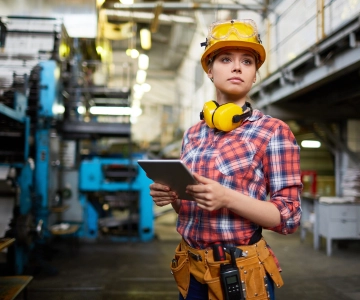 Eine Frau steht im Lager