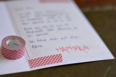 Auf einer geschriebenen Karte ist Maskingtape zur Verzierung aufgeklebt.