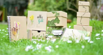Blumen und Pflanzen pressen und damit Büroartikel verschönern – wir zeigen, wie das geht! Bei Onken in Oldenburg und im Onlineshop.