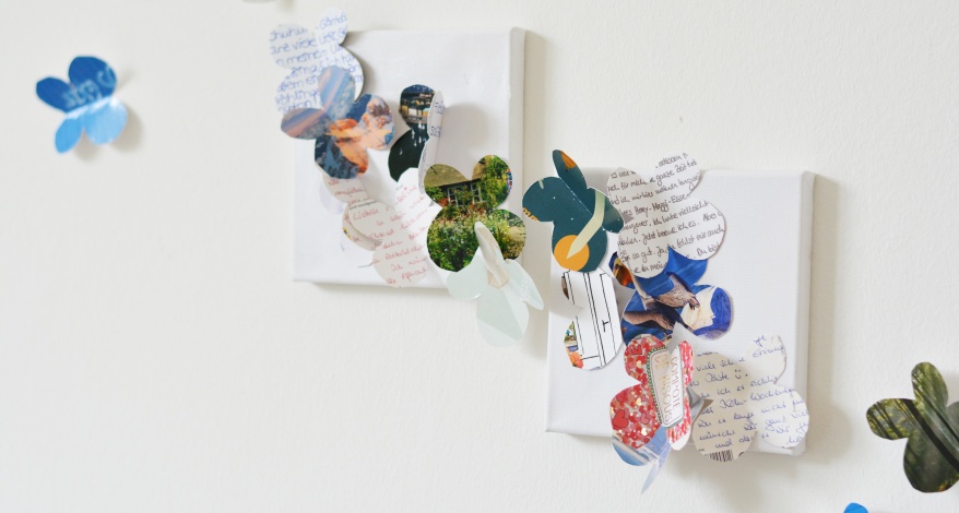Schmetterlinge aus alten Postkarten als Wanddeko auf Leinwand arrangiert