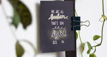 Helle Schrift auf dunklem Untergrund sieht richtig gut aus: Wir verraten, welche Stifte sich eignen. Bei Onken in Oldenburg und im Onlineshop.