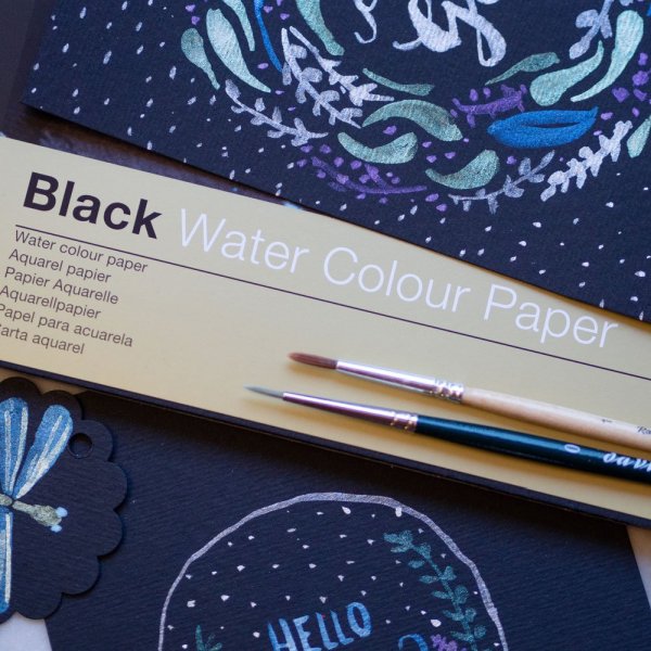 Schwarzes Aquarellpapier mit bunten Mustern