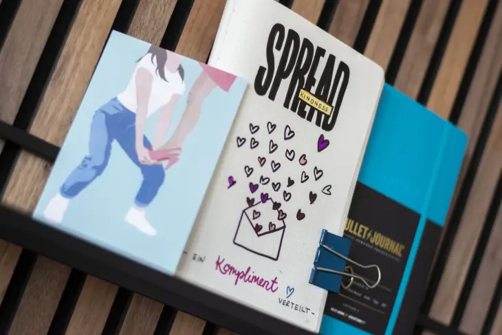 Habit Tracker in Form von Herzen und dem Text „Spread Kindness“ in einem Bullet Journal von LEUCHTTURM1917