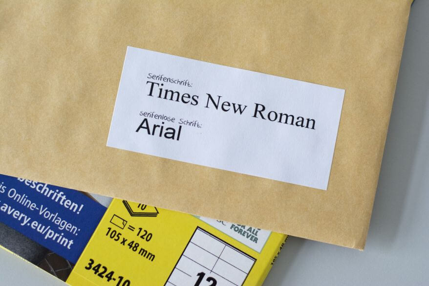 Vergleich Serifenschrift Times New Roman vs. Arial auf Briefumschlag