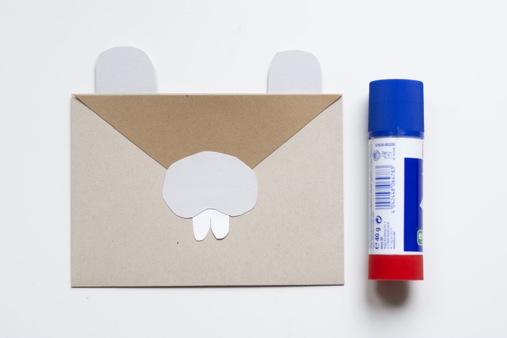 Bastelanleitung Einladungskarte zum Kindergeburtstag: Selbst gebastelte Do it yourself-Karteals Biber Schritt 2: Papierzuschnitte auf Briefumschlag geklebt.