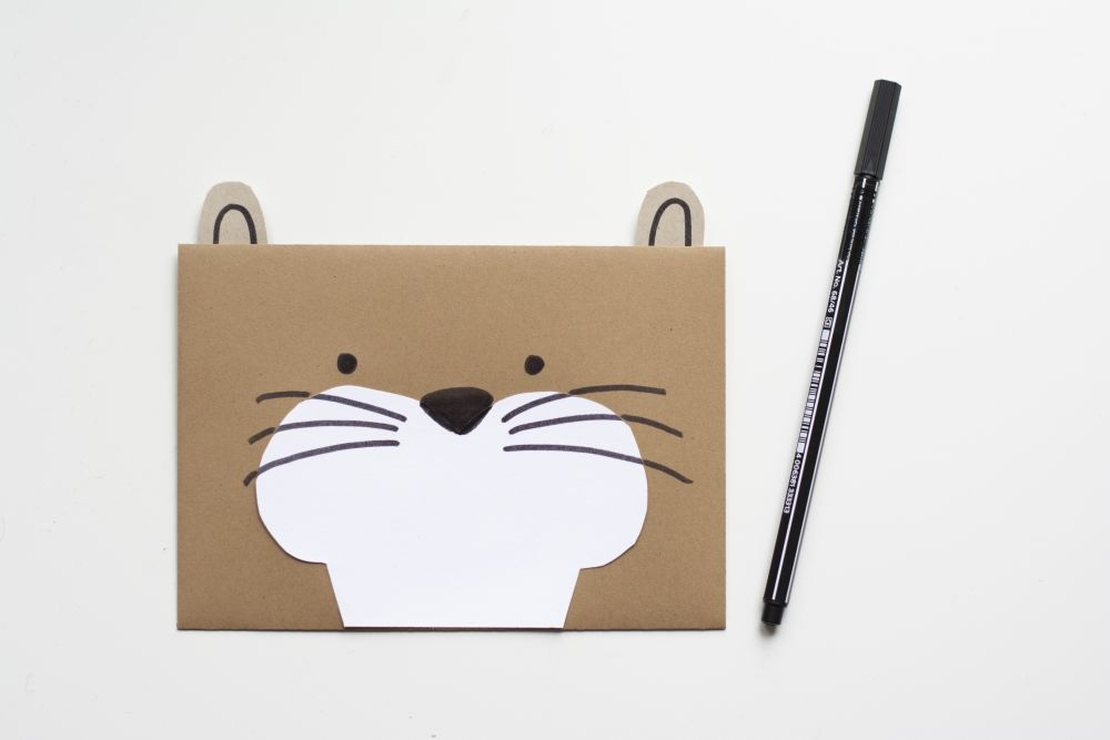 Bastelanleitung Einladungskarte zum Kindergeburtstag: Selbst gebastelte Do it yourself-Karte als Otter, Schritt 3: Mit Filzstift aufgemalte Augen, Schnauze und Barthaare