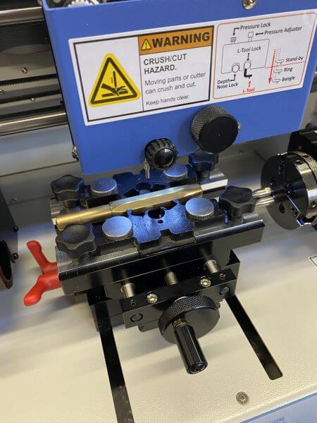 Ein Füllhalter der Marke Kaweco liegt in einer Graviermaschine.