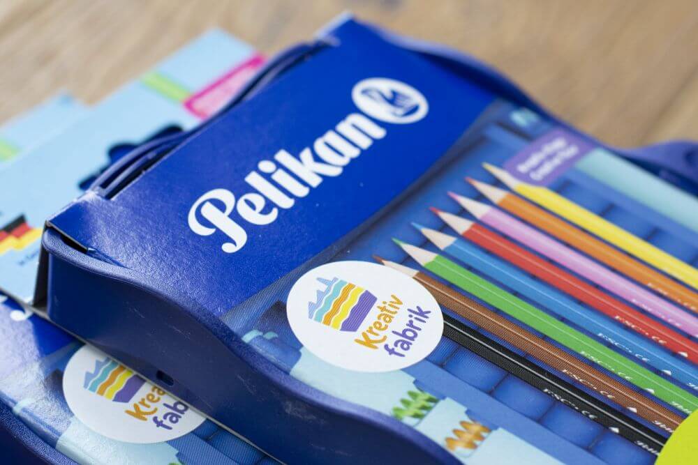 Detailaufnahme der Kreativfabrik von Pelikan: Logo der Kreativfabrik und von Pelikan.