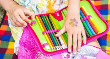 Grundschule: Welche Stifte für Schulanfänger gehören ins Mäppchen? Mehr Infos dazu bei Onken in Oldenburg und im Onlineshop.
