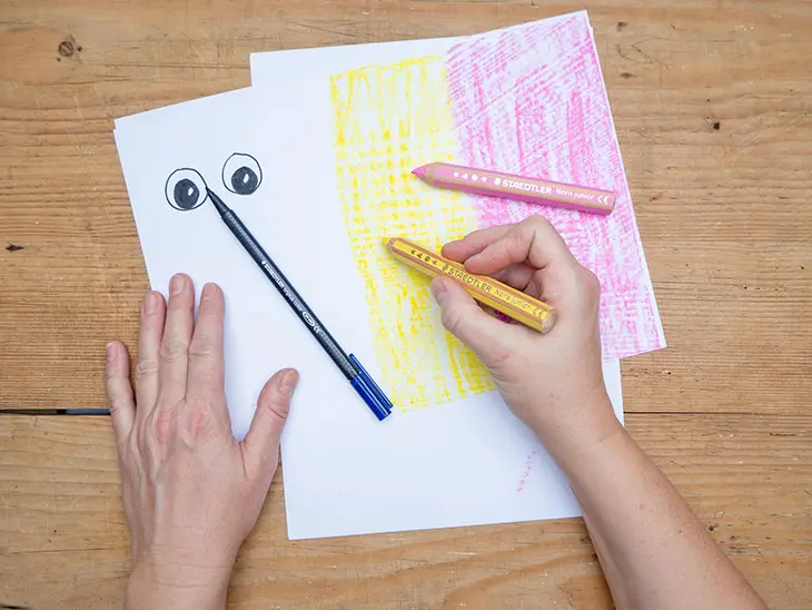 Jemand malt mit einem Buntstift von STAEDTLER ein weißes Papier flächig bunt an. Foto: Johanna Rundel)