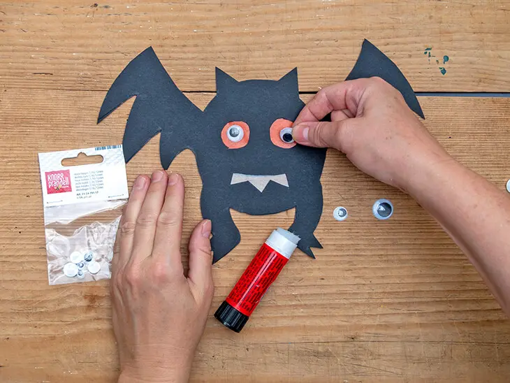 Jemand klebt Wackelaugen von KNORR prandell auf eine Fledermaus. Foto: Johanna Rundel