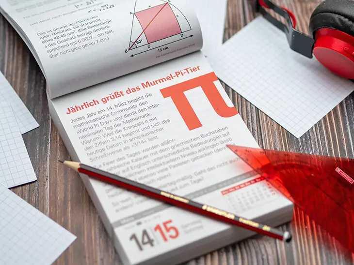 Aufgeschlagener Mathematik-Tagesabreißkalender von Athesia und Geodreieck. Foto: Johanna Rundel